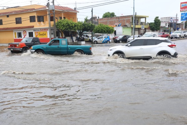 Cae fuerte lluvia en algunas zonas de Mazatlán