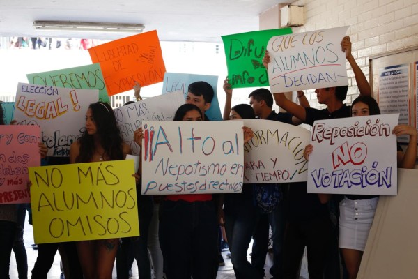 Protestan en la Facimar de la UAS para exigir reposición de elección de consejeros técnicos y universitarios