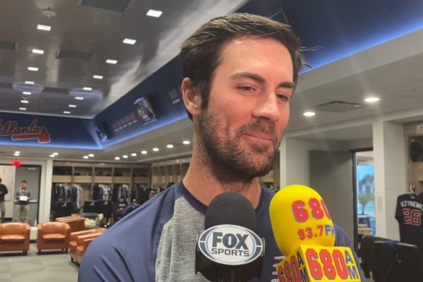 Cole Hamels sufre una inflamación en el hombro izquierdo.