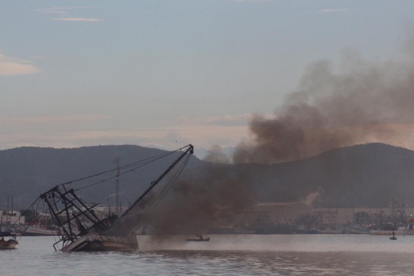 Barco incendiado fue remolcado frente al embarcadero de la Isla de la Piedra