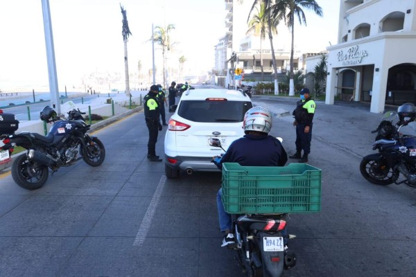 En Mazatlán, la gente que va en carro se resiste al uso del cubrebocas