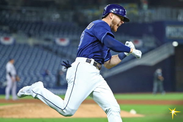 Mike Brosseau celebra el batazo que significó el triunfo para Tampa Bay. (Twitter @RaysBaseball)