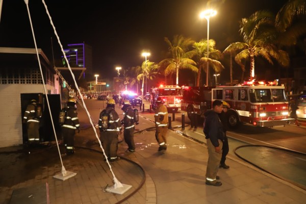 Incendio del club de natación provoca alarma en el malecón de Mazatlán