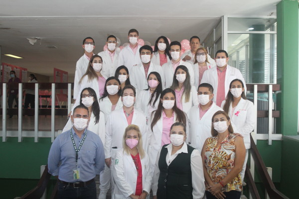 Los médicos residentes participantes, entre sus profesores e invitados especiales a la exposición.