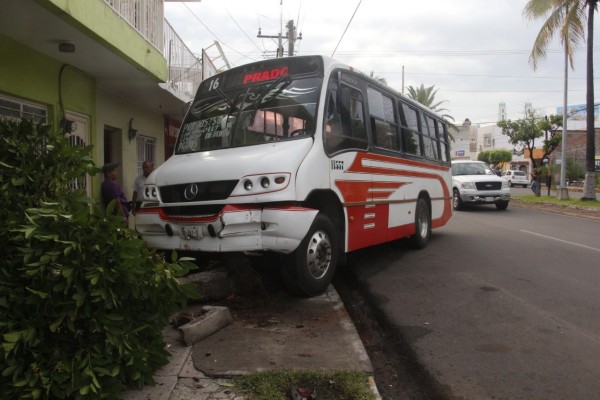Choque múltiple en Mazatlán deja miles de pesos en pérdidas