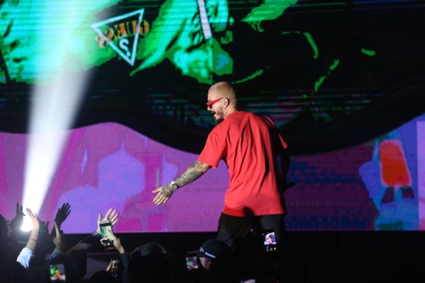 Enciende J Balvin al Teodoro Mariscal en Mazatlán