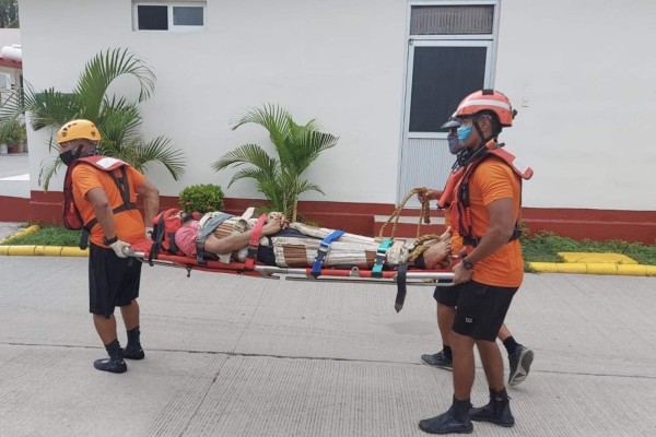 Marinos mexicanos auxilian en Mazatlán a trabajador de buque tanque que sufre caía