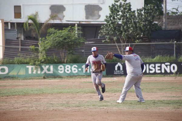 Los Plebes del Rancho arrasan con los Tacos en la Liga de Beisbol de Eco Taxis Verdes