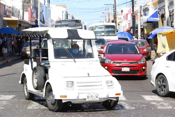 Obras de colector causan fuerte tráfico vehicular en el Centro de Mazatlán