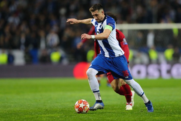 El mexicano Héctor Herrera conduce el balón. (Foto: @Porto)