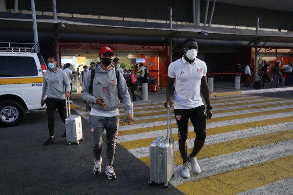 Los jugadores del Necaxa a su salida del aeropuerto Rafael Buelna.