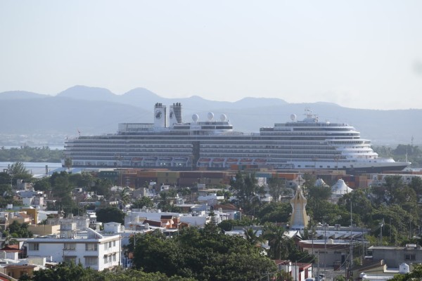 Arriba a Mazatlán el crucero turístico Eurodam con 2,899 visitantes