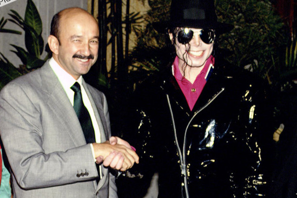 Michael Jackson 'celebra' el 5 de mayo... ¡con foto junto a Carlos Salinas de Gortari!