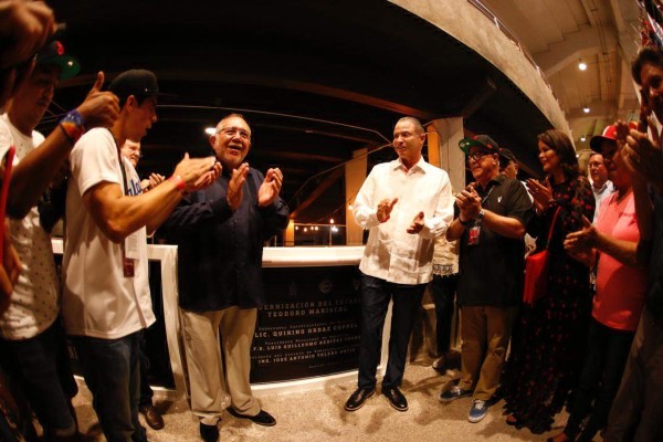 El Alcalde Luis Guillermo Benítez Torres y el Gobernador Quirino Ordaz Coppel develan la placa.