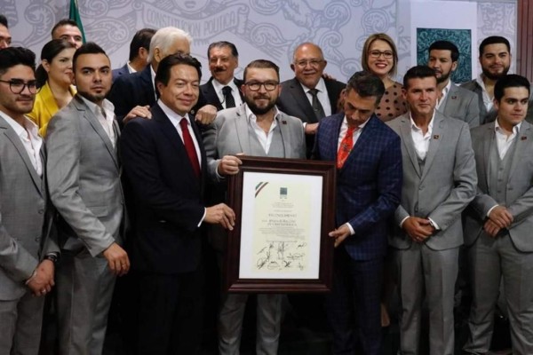 Congreso de la Unión homenajea Banda El Recodo