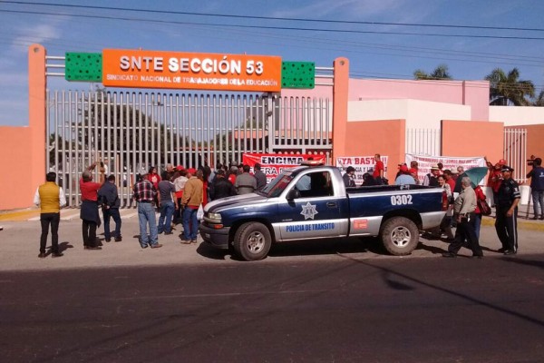 'Cierran puertas' del SNTE 53 a jubilados y pensionados, en Culiacán