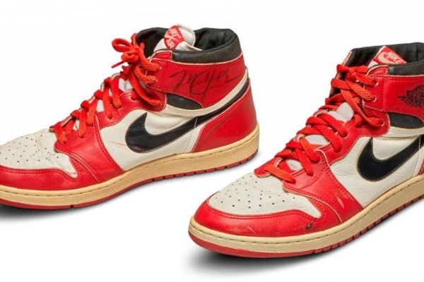 Los 'Nike Air Jordan 1S' usados por el legendario Michael Jordan en 1985 serán subastados.