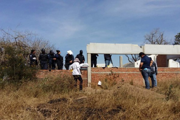 Encuentran dos cuerpos en fosa clandestina en El Tambor, Navolato