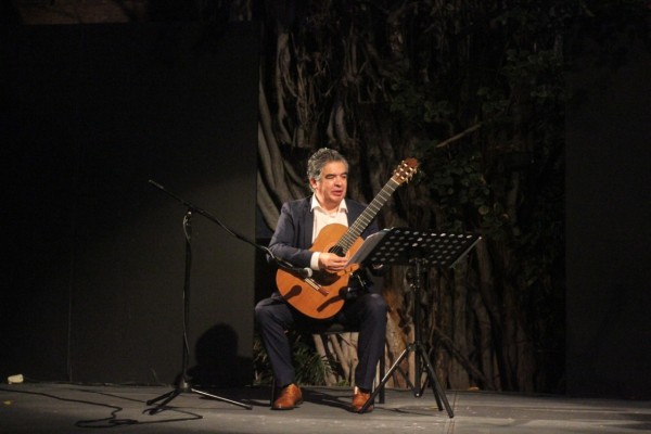 Suena la guitarra de Juan Carlos Laguna, en Festival y Concurso Internacional de Mazatlán
