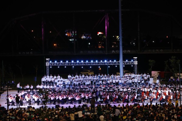 El Concierto Monumental reunió el talento de más de 270 artistas en el escenario.