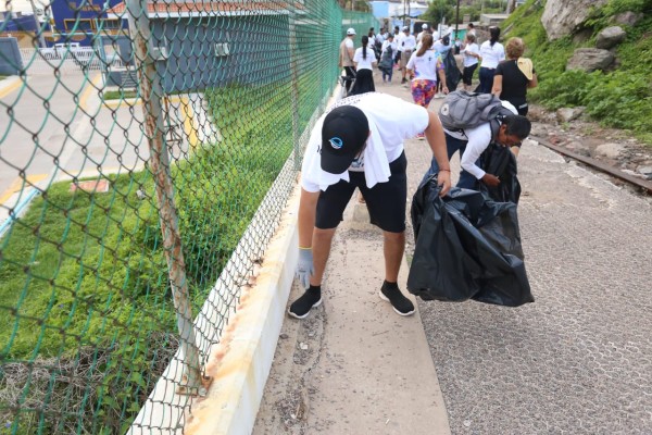 Recogen 25 toneladas de basura en brigada de limpieza en el faro de Mazatlán