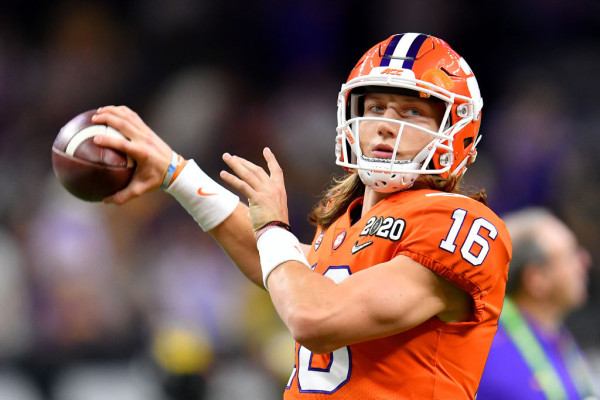 El mariscal de campo de Clemson Trevor Lawrence dio positivo a coronavirus.