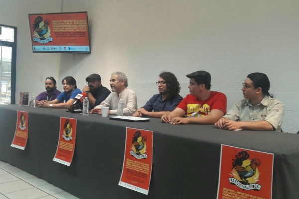 Roberto Fernández junto a Alejandro Mojica y equipo coordinador del Festival de Rock 2017.