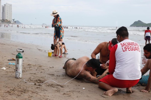 Salvavidas de Mazatlán rescatan a turista de Chihuahua de morir ahogado