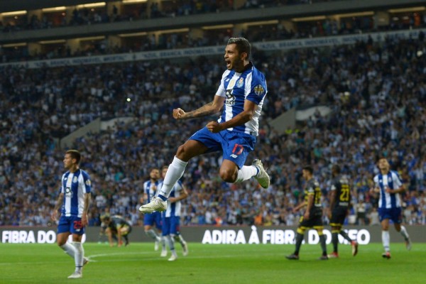 Tecatito Corona anota golazo en goleada del Porto ante Deportivo de Chaves