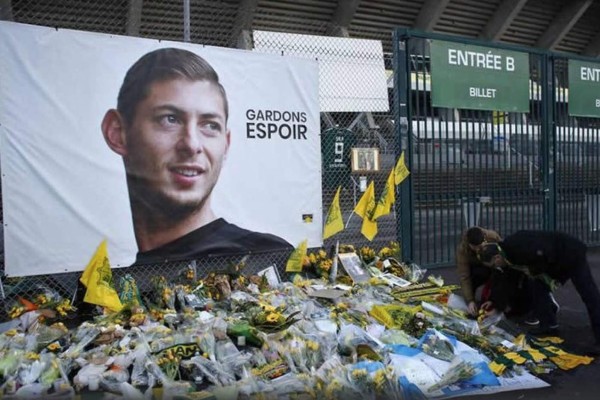 Aficionados ponen ofrendas en la lona que luce la figura de Emiliano Sala.