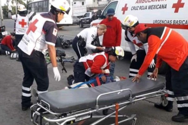 Resultan lesionados dos motociclistas tras chocar en el Libramiento Colosio, en Mazatlán
