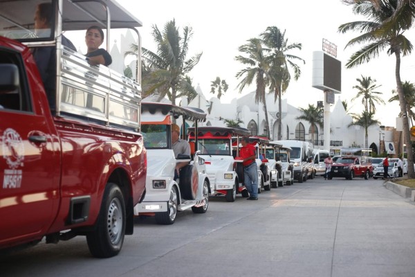 Autoridades abren un carril de la Avenida Del Mar en Mazatlán