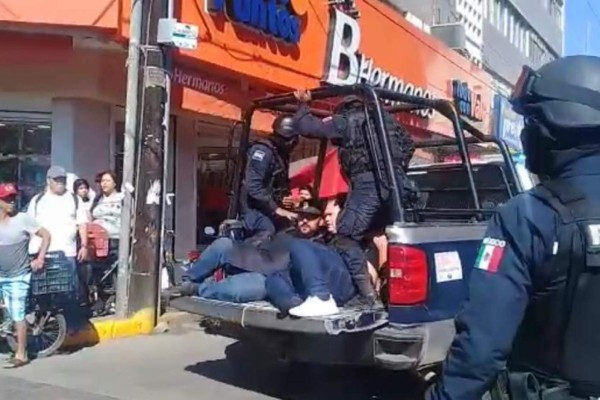 Desalojan a ambulantes del Centro de Mazatlán con la fuerza pública