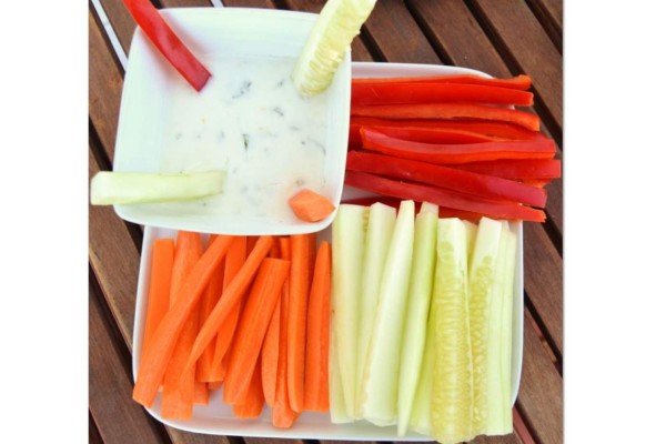 Palitos de verduras con jocoque es una excelente opción de lonche saludable para usted o para sus hijos.