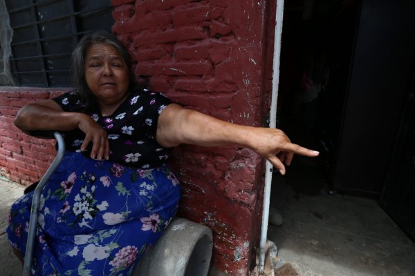 A María la despertaron los perros asustados por el agua que se metía a su hogar, en Mazatlán