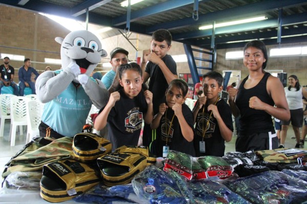 Pedro Guevara y Karim Arce entregan material deportivo al gimnasio de Lomas del Ébano