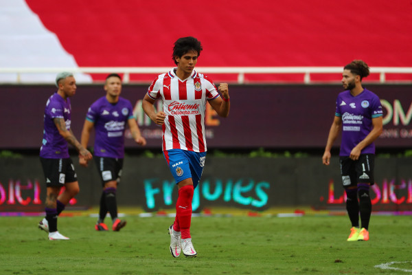 José Juan Macías anotó el gol que a la postre sentenció la derrota de Mazatlán FC. (Twitter @Chivas / @MazatlanFC)