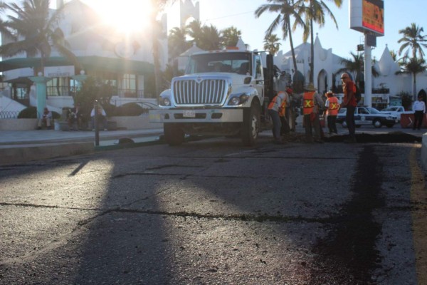 'Bachean' las grietas del malecón en Mazatlán; le pondrán asfalto en los próximos días