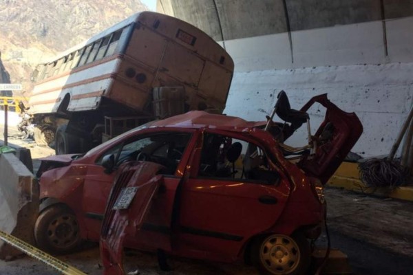 Chocan camión con jornaleros y un auto en la Autopista Mazatlán-Durango; hay 20 lesionados