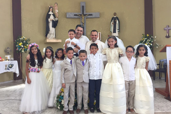 Cuatro pequeños reciben la bendición de Dios