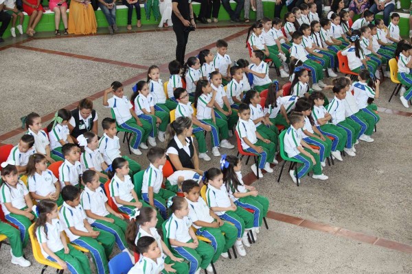 Los pequeñines estuvieron atentos a la ceremonia de graduación.