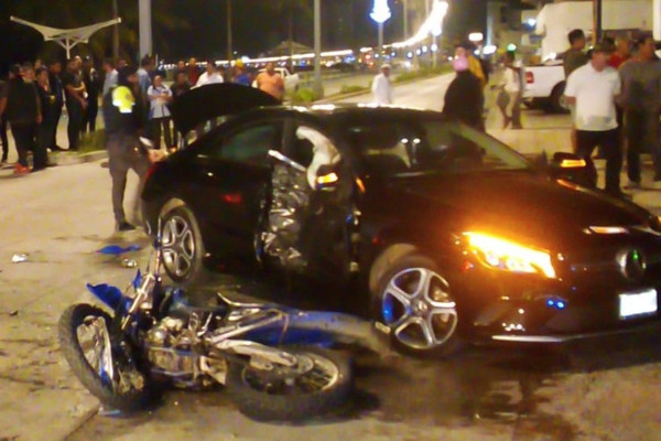 Muere motociclista tras chocar contra vehículo en la Avenida del Mar, en Mazatlán