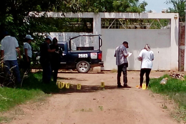 Peritos de la Fiscalía revisan el lugar donde se halló el cadáver.