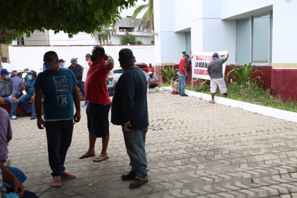 Pescadores retiran plantón en Conapesca tras acordar reunión este viernes en Mazatlán