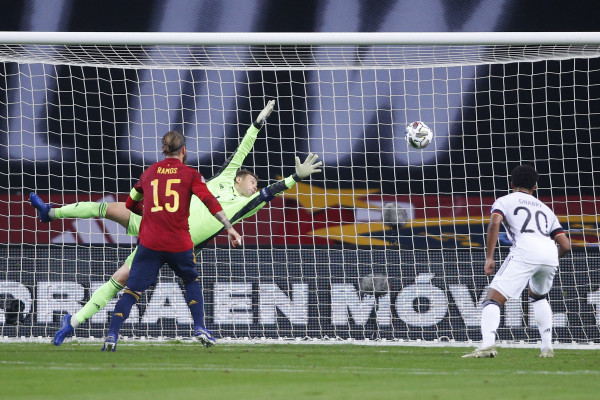 Manuel Neuer fue incapaz de contener el vendaval español