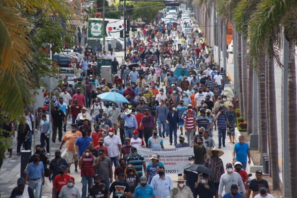 Pescadores marchan y bloquean la Camarón Sábalo, en Mazatlán