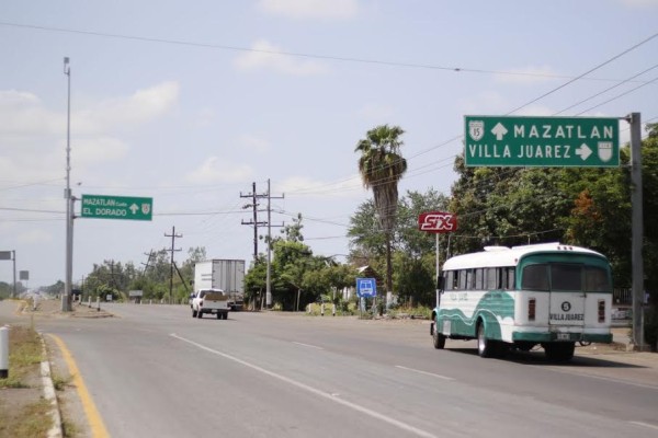 En Villa Juárez, se encontró que hay al menos 15 postes de seguridad en las que solo cuelgan cables