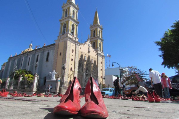Con 'Zapatos Rojos' evocan la memoria de mujeres asesinadas, en Mazatlán