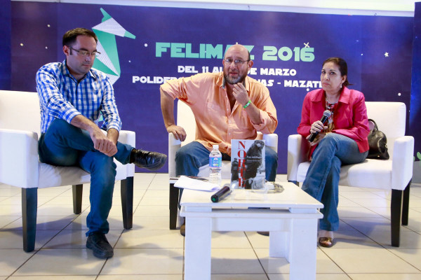 Frank Meza y Elizabeth Moreno acompañaron al escritor Eduardo Antonio Parra en la presentación de su antología.