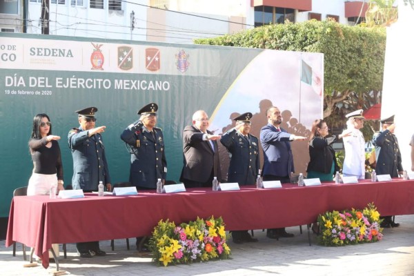 Gobierno de Mazatlán homenajea al Ejército... y hasta a El Químico